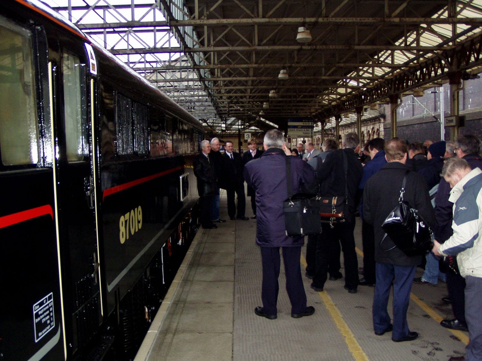 87 019 being named Association of Rail Partnerships at Crewe by Peter Waterman  15 March 2005<br />©2022 MCRUA